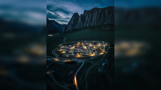 《白石崖夜色》

甘南夏河，蓝调时分，白石崖下的寺庙渐渐点亮了灯光。