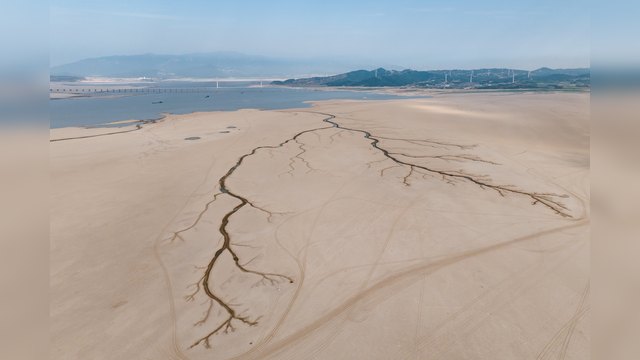 《提早的枯水期》2022年鄱阳湖地区出现罕见旱情，中国第一大湖提前数月进入枯水期，大面积的湖泊退化成沙漠。图片拍摄于2025-08-04-12日，正直中秋假期，裸露的湖面吸引不少游客下湖游玩。