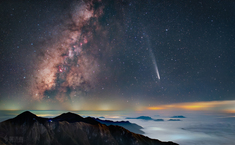 【星空·单幅】云海 银河 彗星，2025-08-01，江西武功山金顶。六万年一轮回的紫金山-Atlas彗星接近地球，仿佛从遥远的宇宙带来星空的密码，壮丽的银河正和彗星一起落向地平线，而海拔1918米之上可见星空下的云海翻腾起伏，只露出一个个山头如星空之路通向深空。云海之下和山头的点点灯光暗示着既渺小又光辉的人类文明世界。